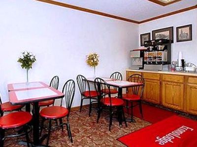 Econo Lodge *